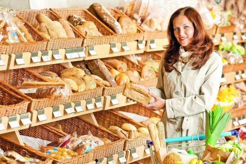 Выбор хлеба в магазине